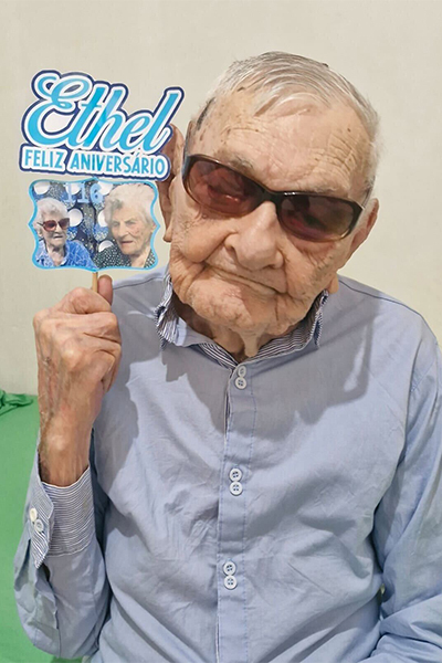 João wishing Ethel a happy birthday