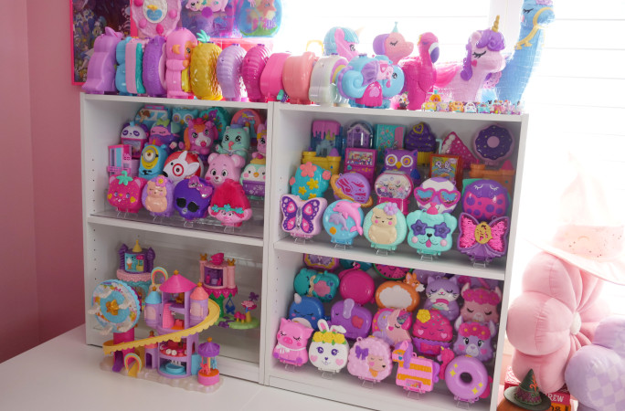 Her modern Polly compacts