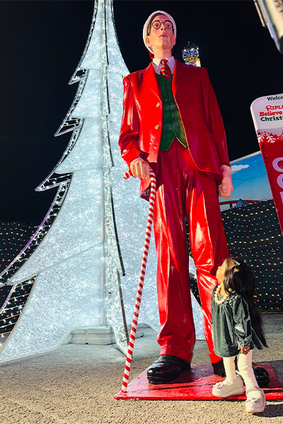 Jyoti looking up at Rodert Wadlow statue