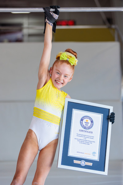 Kynlee holding the bar and her GWR certificate