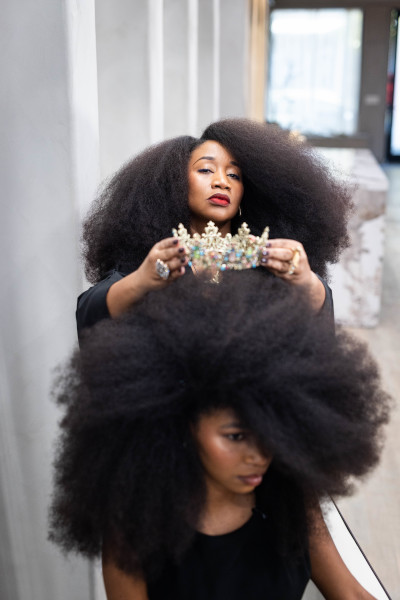 Aevin putting the crown on Jess