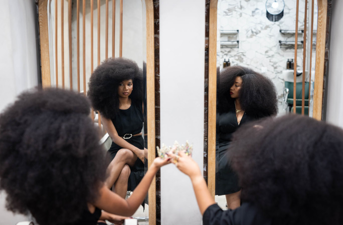 Aevin passing the crown to Jess