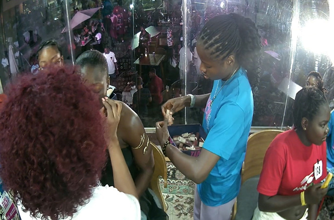 Tacha doing a makeover with a crowd watching