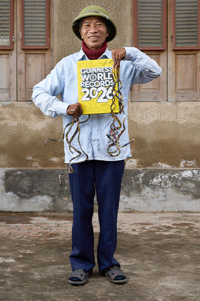 man with the longest fingernails