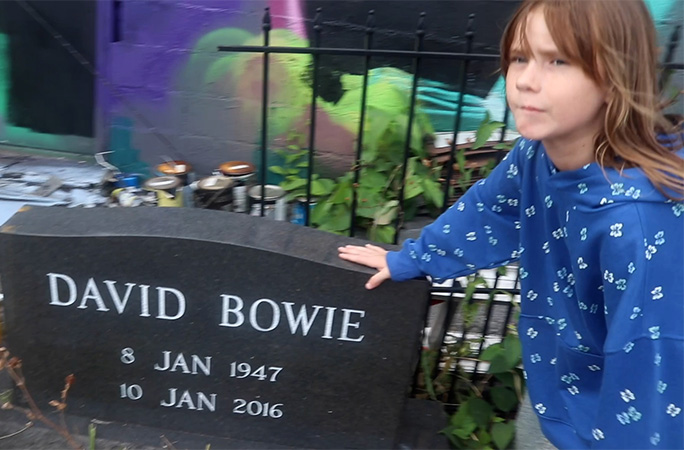 Luna with the David Bowie cenotaph