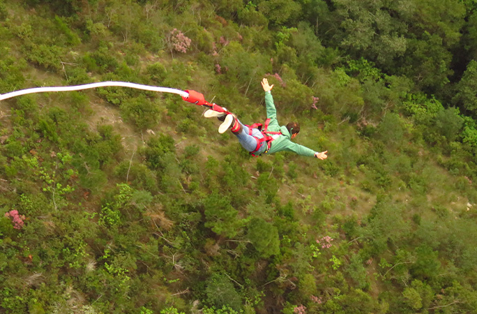 record holder bungee jumping with his arms out