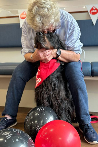 Sue gives Sharwood a kiss