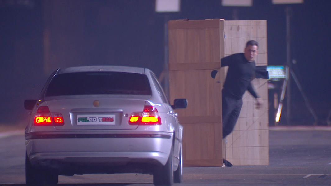 Escapologist flees locked box second before car smashes
