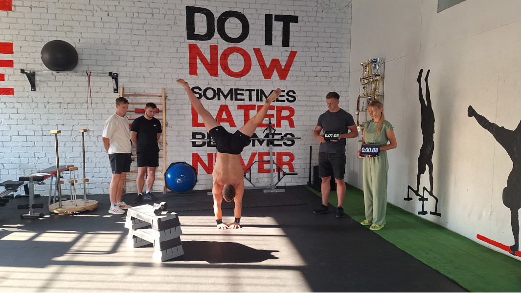 Marius completing the longest diamond-grip handstand record