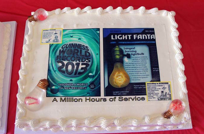 Cake showing a picture of the oldest light bulb