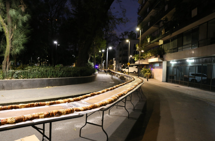 Line of Rosca de Reyes breads