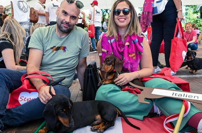 Attendees from Italy with their dogs