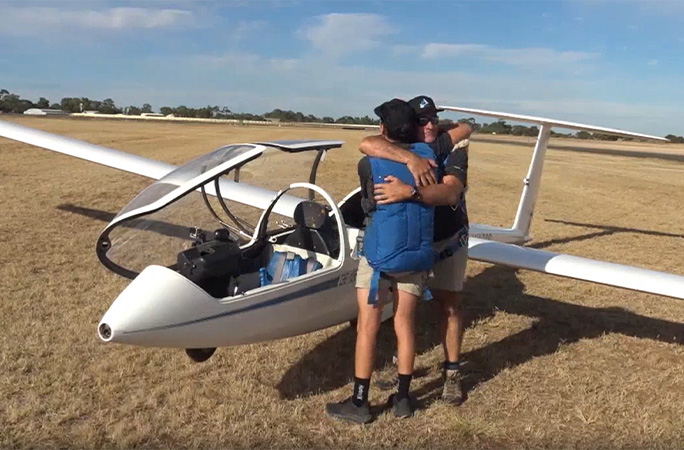 glider-loops-dave-and-max-hug-on-the-ground Father and son fly glider in 45 loops to break record that went unchallenged for 20 years