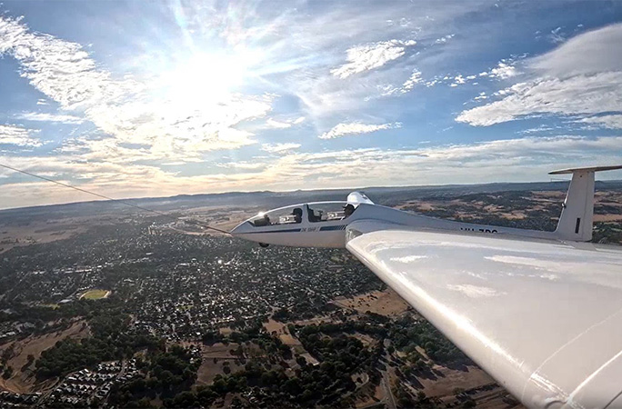glider-loops-glider-being-tugged-to-10000-ft Father and son fly glider in 45 loops to break record that went unchallenged for 20 years
