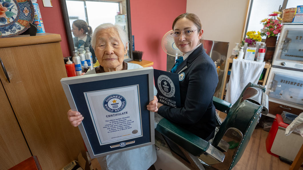 Shitsui Hakoishi holding the official certificate