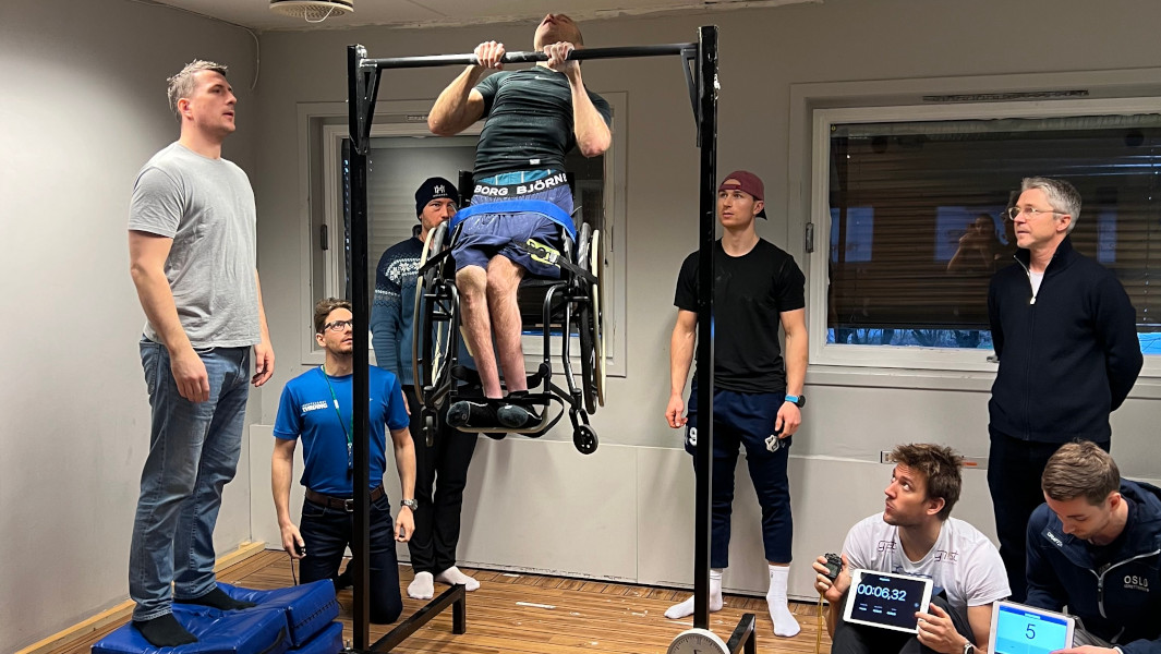 Harald Riise doing pull ups in his wheelchair