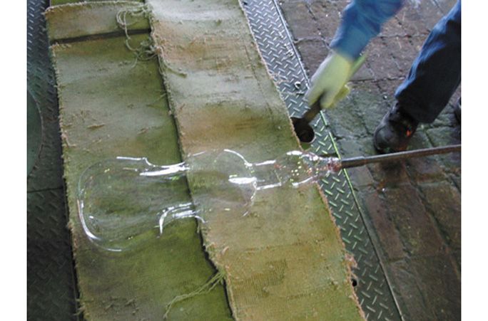 Glass violin being formed