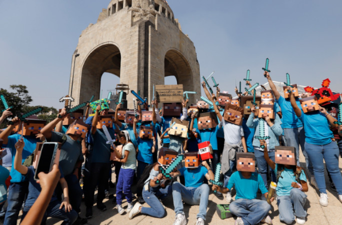 A large crowd of Steves pose for a picture