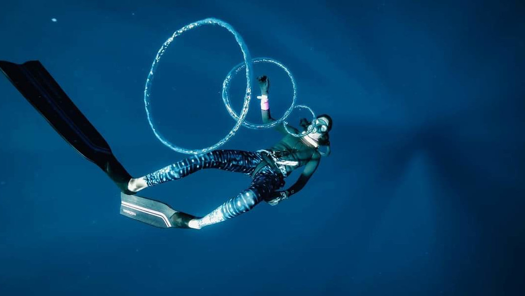 Image of air rings being blown underwater