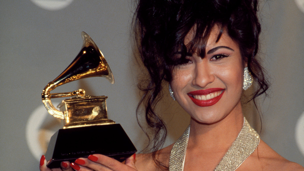 Selena holding her Grammy
