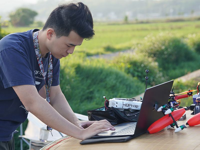 xu yang operating computer
