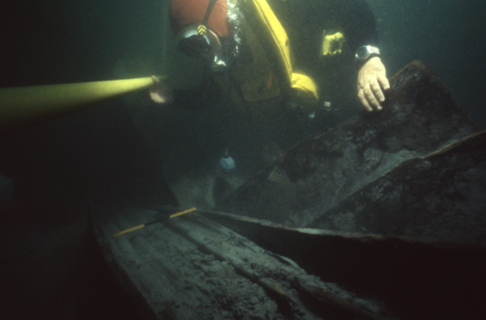 Recovering longbows underwater during the excavation 