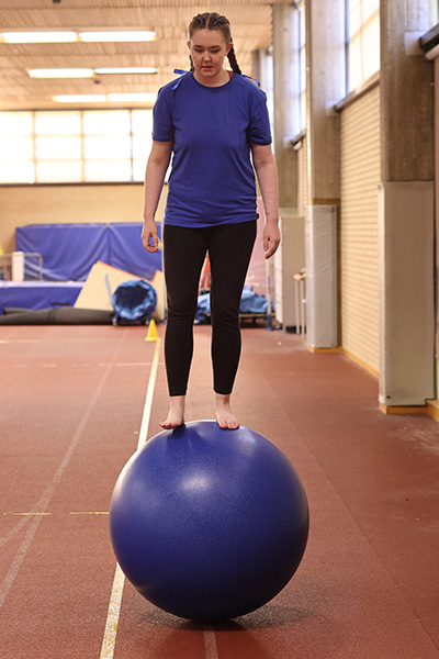 Jasmin seen from the front walking on the rolling globe