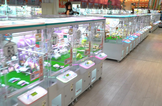 Claw crane game machines placed in a row