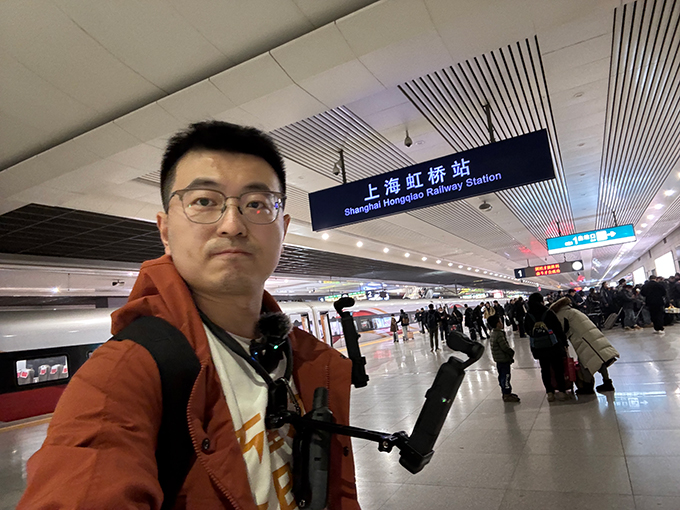 wangdong-standing-infront-of-the-shanghai-station