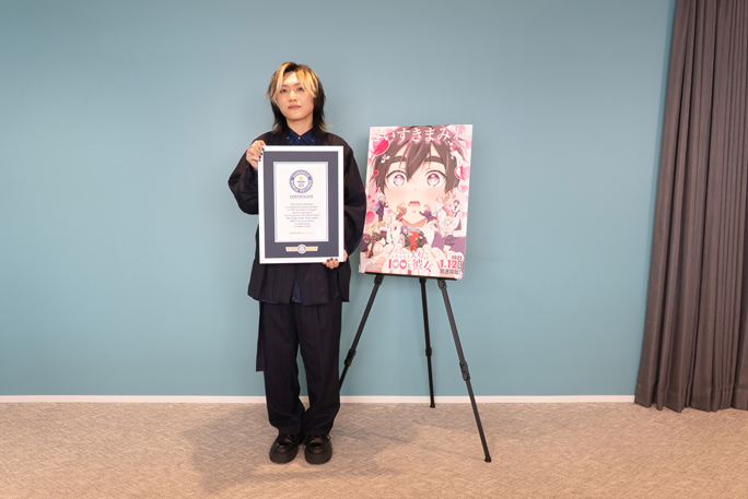 Wataru Kato, the main voice actor of 100 Girlfriends holding the official certificate