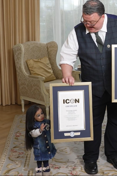 Craig with world's shortest woman Jyoti Amge