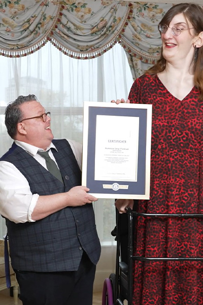 Craig with the world's tallest woman Rumeysa Gelgi