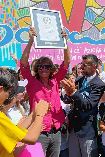 artist Alessandro Ciambrone with his GWR certificate