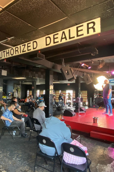 The crowd listening during Benny's set
