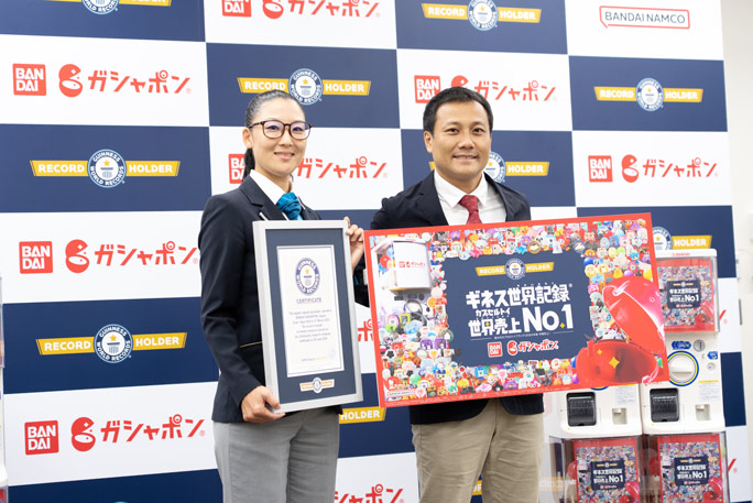Yusuke Takiguchi, Executive Officer of Bandai receiving the Official Certificate for the largest capsule toy brand