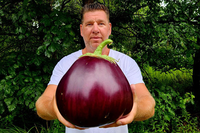 erik-gunstrom-holding-record-breaking-heaviest-eggplant