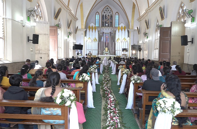 bouquet trailing down the aisle