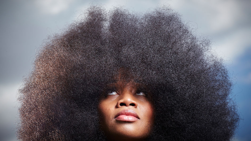 aevin-dugas-largest-female-afro-with-icon-certificate