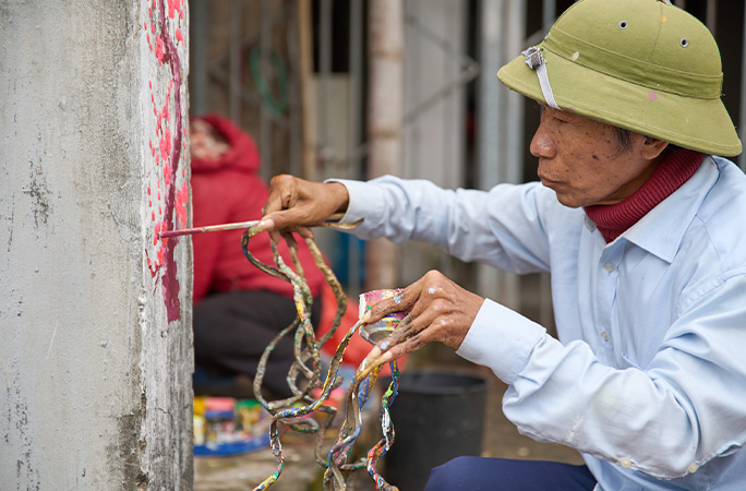 close up of Mr Huyền painting