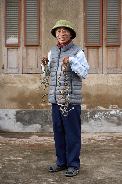 Mr Huyền holding up his nails