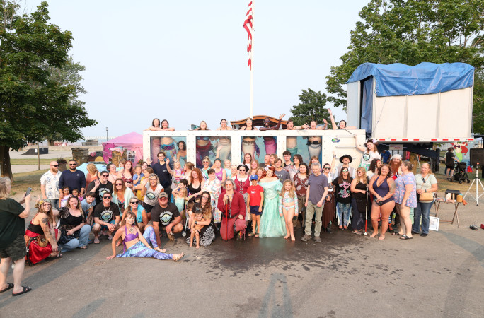 Everyone posing near the mermaid tank