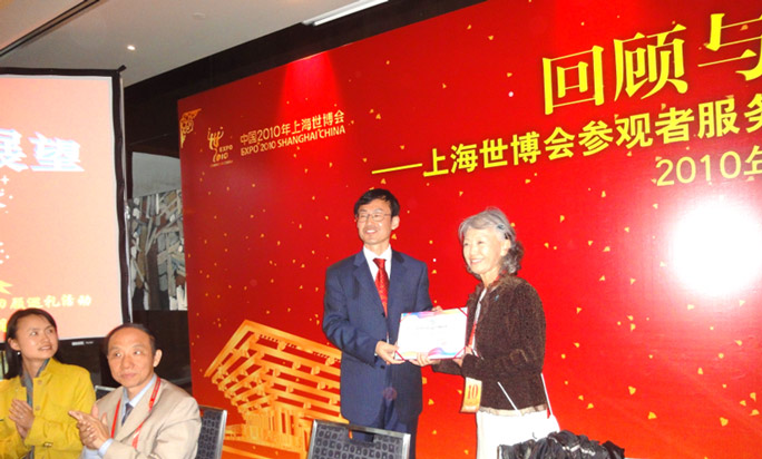 Tomiyo Yamada receives a certificate from Shanghai Expo Committee for attending every single day of the expo