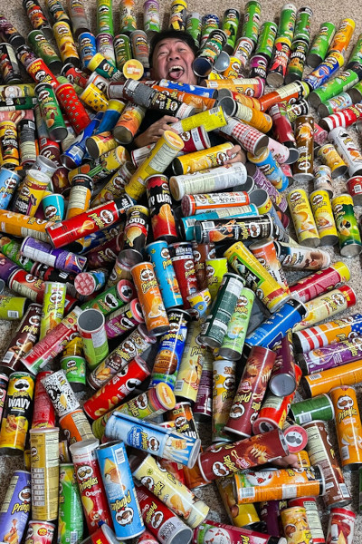 Sonny surrounded by Pringles tubes