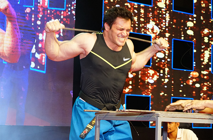 Vispy bending iron bars with his neck