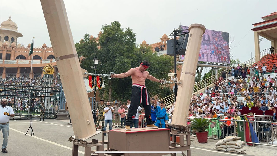 Vispy holding the Hercules Pillars