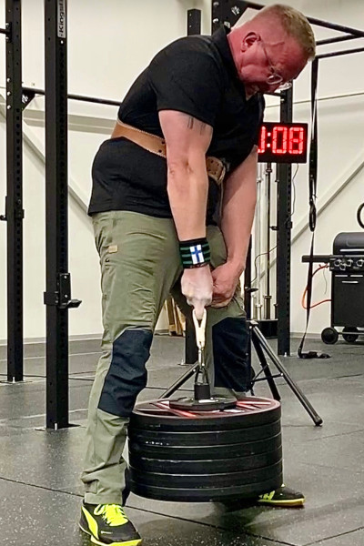 Juha intensely lifting weights vertical