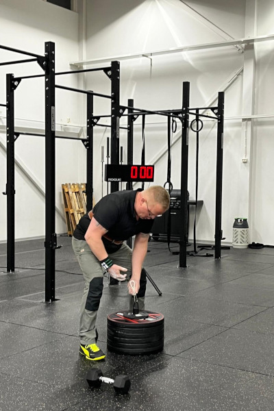 Juha lifting the weight vertically