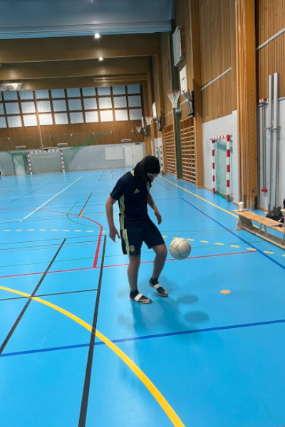 Daniel juggling the ball in the air