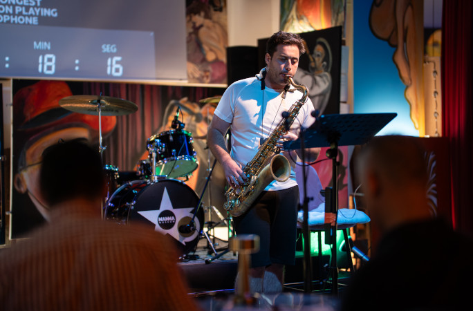 Elvis performing 18 minutes in