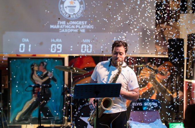 Confetti raining on Elvis